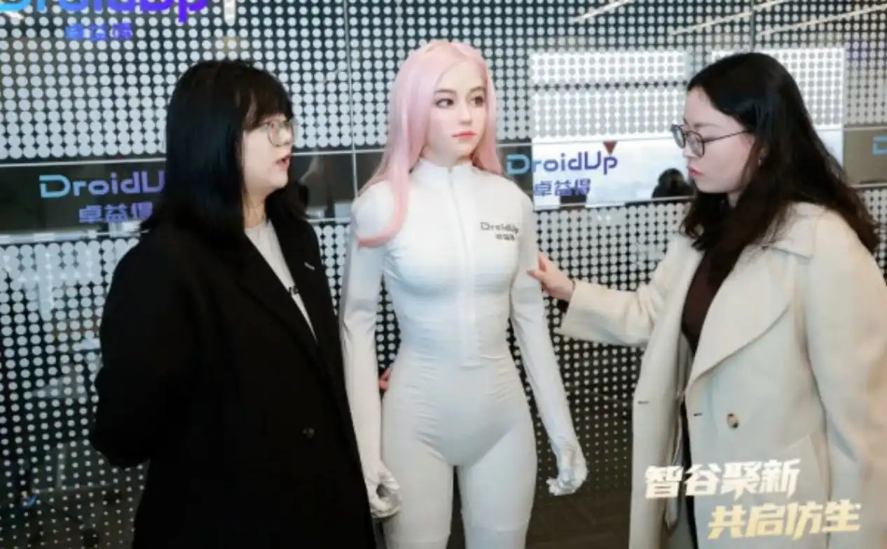 限量50台！全球首款“硅基少女Moya”亮相，定价120万-150万元